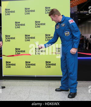 London UK 22. September 2016 britischer Astronaut Tim Peake Durchschneiden des Bandes, die erste jemals öffnen neue Wissenschaftler Leben Ausstellung in London ExCel.a Größenordnung von Erfahrungen und Exponaten wird alles erkunden von den Anfängen des Universums in die Geheimnisse deines eigenen Geistes. Bildnachweis: Paul Quezada-Neiman/Alamy Live-Nachrichten Stockfoto