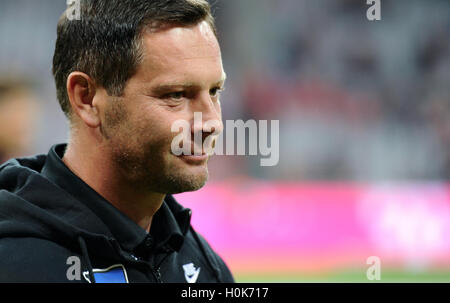 München, Deutschland. 21. Sep, 2016. Hertha Coach Pal Dardai vor dem Spiel von Bayern München gegen Hertha BSC Berlin am vierten Spieltag der Bundesliga in der Allianz Arena in München, Deutschland, 21. September 2016. Foto: ANDREAS GEBERT/Dpa/Alamy Live-Nachrichten Stockfoto