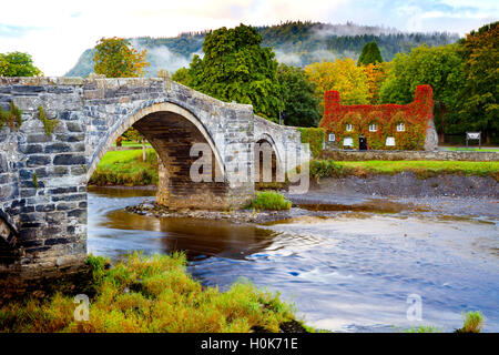 Trefriw, Conwy, Wales, UK den Sonnenaufgang badet tu hwnt I'r bont Teestube oder hwnt I'r bont Teestuben am Tag der Herbst-Tagundnachtgleiche. die Uhrzeit oder das Datum (zweimal pro Jahr), an dem die Sonne den Himmelsäquator, bei Tag und Nacht gleich lang sind. Stockfoto