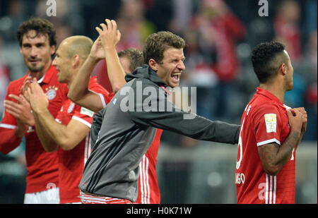 München, Deutschland. 21. Sep, 2016. Münchens Thomas Mueller freut sich über den Gewinn der Partie Bayern München gegen Hertha BSC Berlin am vierten Spieltag der Bundesliga in der Allianz Arena in München, Deutschland, 21. September 2016. Foto: ANDREAS GEBERT/Dpa/Alamy Live-Nachrichten Stockfoto