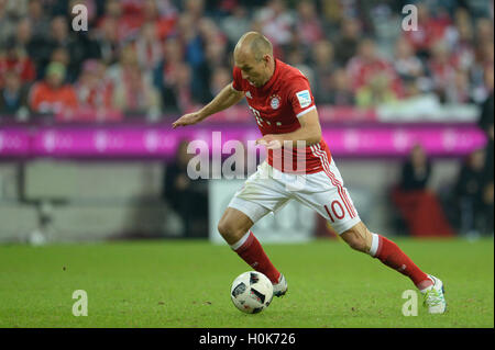 München, Deutschland. 21. Sep, 2016. Münchens Arjen Robben kickt den Ball im Spiel von Bayern München gegen Hertha BSC Berlin am vierten Spieltag der Bundesliga in der Allianz Arena in München, Deutschland, 21. September 2016. Foto: ANDREAS GEBERT/Dpa/Alamy Live-Nachrichten Stockfoto