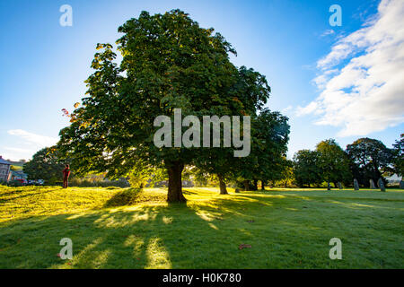 Sonnenaufgang am Morgen des Herbst-Sonnenwende auf das malerische Dorf Romanum befindet sich in der Conway-Tal, Wales, UK Stockfoto