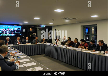 (160922)--RIGA, 22. September 2016 (Xinhua)--Mitglieder einer Delegation Kulturaustausch Chinas Tibet autonome Region besuchen ein Symposium in Riga, Lettland, 21. September 2016. (Xinhua/Guo Qun) (Zcc) Stockfoto