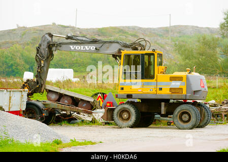 Tjorn, Schweden - 9. September 2016: Ökologische Dokumentation über einen gelben Volvo EW130C Bagger in nebligen Landschaft. Stockfoto