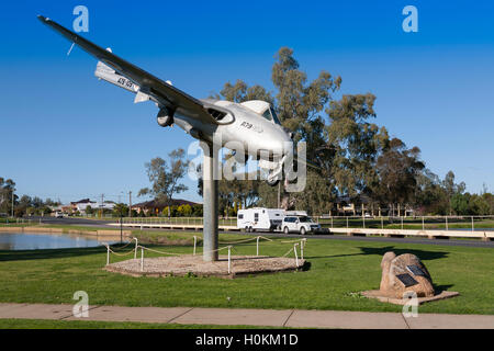 Auto und Wohnwagen vorbei die De Havilland Vampire Jet Gedenkstätte Forbes New South Wales Australien Stockfoto