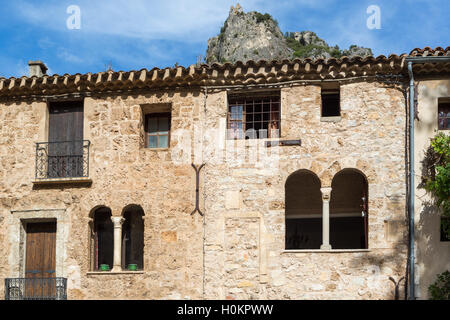 Mittelalterliche Dorf von Saint-Guilhem-le-Desert, Languedoc, Frankreich Stockfoto