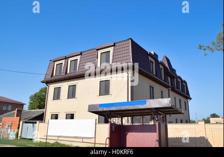 Das Haus mit Kunststoff-Fenster und ein Dach aus Wellblech. Überdachung des Metallprofil gewellte Form auf Kosten des Hauses mit Kunststoff-Sieg Stockfoto