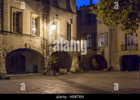Leere beleuchteten Platz im historischen Zentrum, Uzes, Languedoc, Frankreich Stockfoto