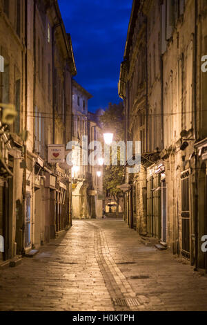 Leere beleuchteten Straße im historischen Zentrum, Uzes, Languedoc, Frankreich Stockfoto