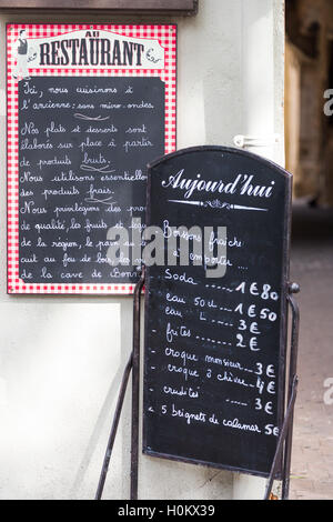 Tafel Speisekarten auf Straße, Isle-Sur-la-Sorgue, Luberon, Provence, Frankreich Stockfoto