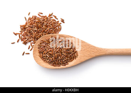 Den roten Reis in Holzlöffel isoliert auf weißem Hintergrund. Stockfoto