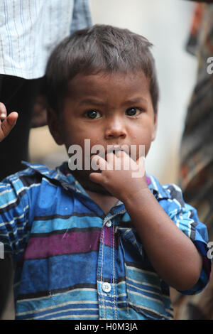 Ein Porträt von einem armen kleinen indischen jungen er Finger in den Mund. Stockfoto