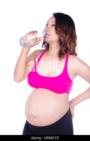 Schwangere Frau Trinkwasser aus einer Flasche isoliert auf weißem Hintergrund Stockfoto