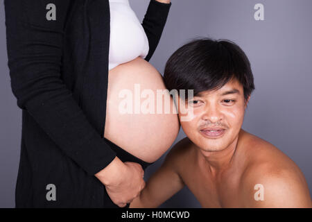 Nahaufnahme der Ehemann seine Frau Bauch hören Stockfoto