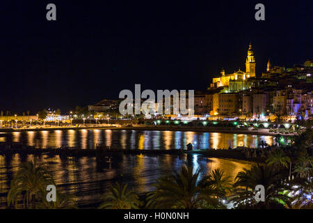 Menton, Alpes-Maritimes, Frankreich in der Nacht Stockfoto