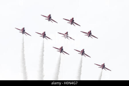 LEEUWARDEN, Niederlande - 10. Juni 2016: Royal Air Force Red Arrows Durchführung der niederländischen Luftwaffe Open House am 10. Juni 2016 bei Lee Stockfoto