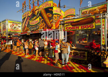 Corndog stehen, Los Angeles County Fair, Pomona Fairplex, Pomona, Kalifornien, USA Stockfoto