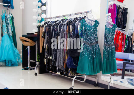 Abendkleider auf Kleiderbügeln im store Stockfoto