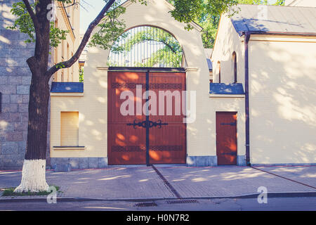 Vintage rustikales Grunge braun rot Doppel Holztür oder Tor Hintergrundtextur Stockfoto