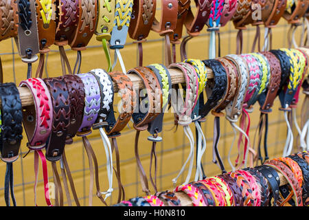 Viele verschiedene Armbänder aus Leder und Textil verkauft auf dem Markt Stockfoto