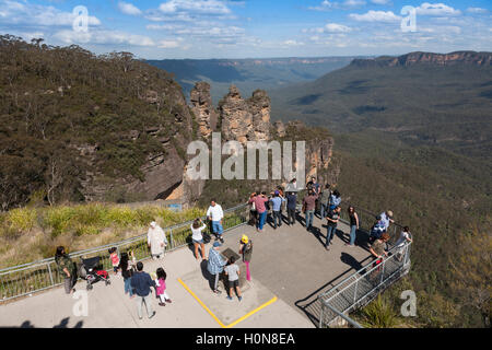 Touristen an die drei Schwestern rock Formation an Echo Point Katoomba New South Wales Australien Stockfoto