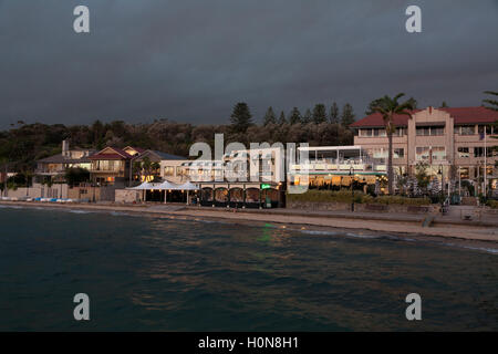 Sonnenuntergang über Häuser und das berühmte Doyles Fischrestaurant Watsons Bay Sydney NSW Australia Stockfoto