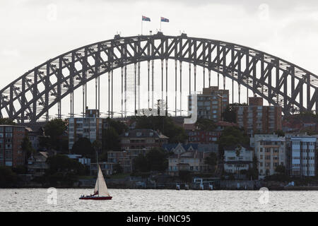 Einzelne Yacht Segeln in Fron des hoch Stadtgebietes Wohn-Hochhaus Kirribilli Sydney Australia Stockfoto