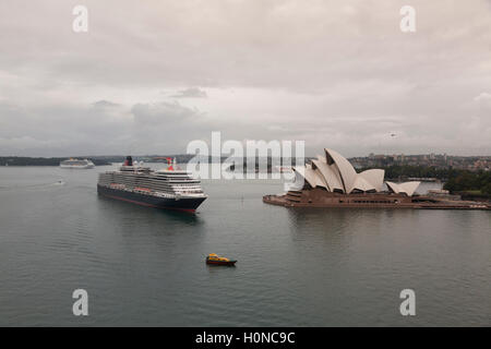 MS Queen Elizabeth vor dem Sydney Opera House vorbei, wie sie an der Overseas Passenger Terminal Sydney Australia Liegeplätze Stockfoto