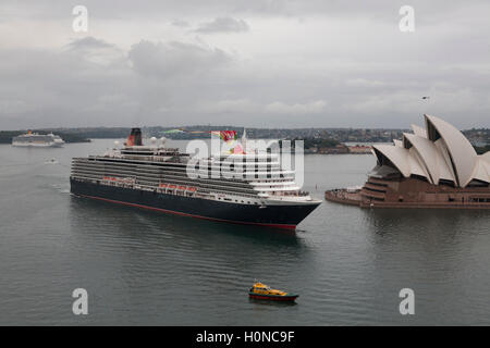 MS Queen Elizabeth vor dem Sydney Opera House vorbei, wie sie an der Overseas Passenger Terminal Sydney Australia Liegeplätze Stockfoto