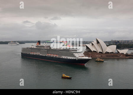 MS Queen Elizabeth vor dem Sydney Opera House vorbei, wie sie an der Overseas Passenger Terminal Sydney Australia Liegeplätze Stockfoto