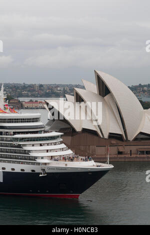 MS Queen Elizabeth vor dem Sydney Opera House vorbei, wie sie an der Overseas Passenger Terminal Sydney Australia Liegeplätze Stockfoto