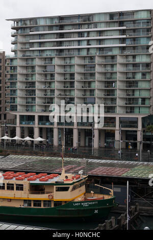 Sydney Harbour Fähre - festgemacht Lady Northcott vor einem serviced Apartment Gebäude am Circular Quay Sydney Australia Stockfoto