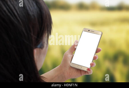 Das Smartphone in Händen der Frau. Isometrische Perspektive hinter dem Kopf. Stockfoto