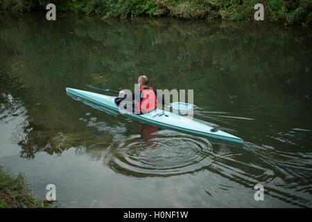 Ein Mann paddles Kayak entlang dem Kanal in Chichester Chichester, West Sussex, England. Stockfoto