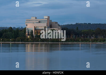 Der High Court Gebäude ist ein herausragendes Beispiel der späten moderne Brutalismus. Lake Burley Griffin Canberra Australien Stockfoto