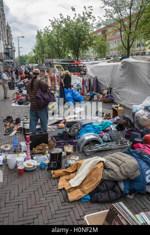 Menschen Surfen Artikel für den Verkauf am Waterlooplein Flohmarkt, Amsterdam, Niederlande Stockfoto