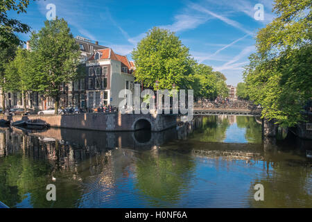 Traditionelle Architektur gesehen am Prinsengracht Kanal, Jordaan-Viertel, Amsterdam, Niederlande Stockfoto