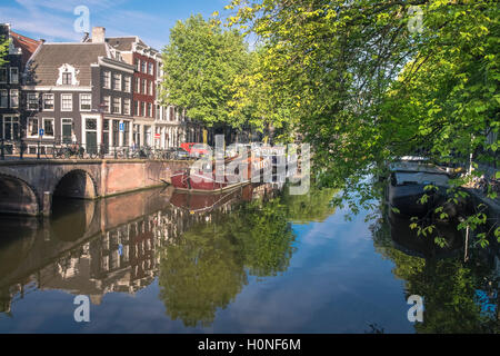 Traditionelle Architektur gesehen am Prinsengracht Kanal, Jordaan-Viertel, Amsterdam, Niederlande Stockfoto