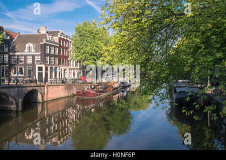 Traditionelle Architektur gesehen am Prinsengracht Kanal, Jordaan-Viertel, Amsterdam, Niederlande Stockfoto