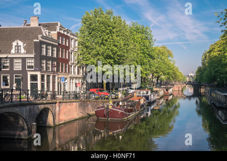 Traditionelle Architektur gesehen am Prinsengracht Kanal, Jordaan-Viertel, Amsterdam, Niederlande Stockfoto