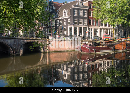 Traditionelle Architektur gesehen am Prinsengracht Kanal, Jordaan-Viertel, Amsterdam, Niederlande Stockfoto