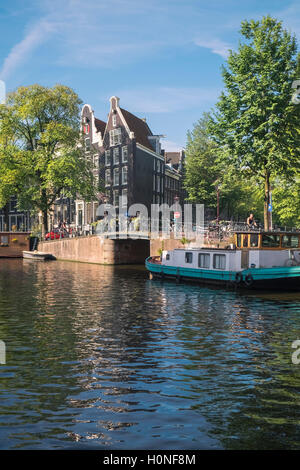 Traditionelle Architektur gesehen am Prinsengracht Kanal, Jordaan-Viertel, Amsterdam, Niederlande Stockfoto