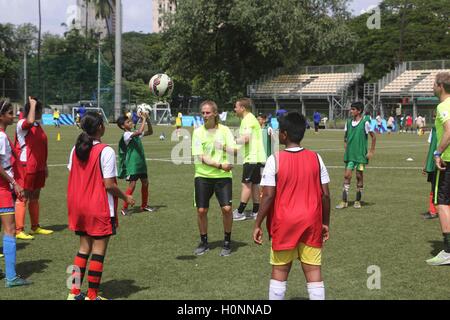 Trainer vermitteln Fähigkeiten indischen Jugendlichen Abschlussfeier der "Premier Skills - Phase 1", in Mumbai, Indien am September Stockfoto