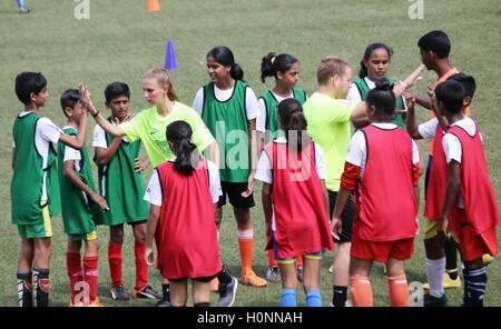 Trainer vermitteln Fähigkeiten indischen Jugendlichen während der Abschlussfeier der "Premier Skills - Phase 1", in Mumbai, Indien Stockfoto