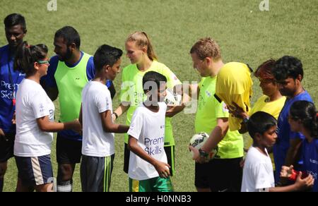 Trainer vermitteln Fähigkeiten indischen Jugendlichen während der Abschlussfeier der "Premier Skills - Phase 1", in Mumbai, Indien Stockfoto