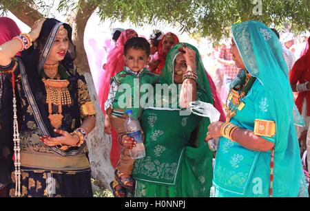 Frauen Mitglieder der Bishnoi Gemeinschaft, Hindu religiöse Sekte, sozio religiöse Gruppe, zahlen Ehrungen an Amrita Devi und andere Märtyrer Khejarli Jodhpur Rajasthan Indien Asien Stockfoto