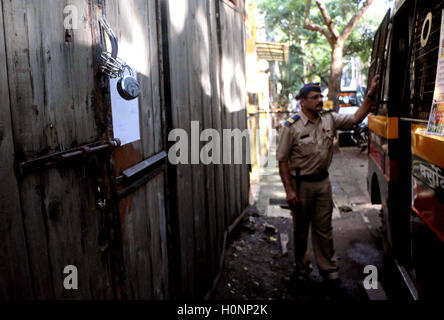 Eine Brihanmumbai Municipal Corporation (BMC) Mitteilung vor der Tür Stand-up Comedian Kapil Sharma Büro Versova Mumbai gestellt wird Stockfoto