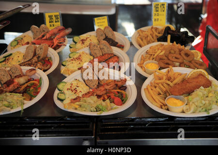 Probe Straßenstand Display Fisch Essen im Restaurant in Torget Markt, Bergen, Norwegen Stockfoto