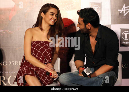 Bollywood-Schauspieler Surveen Chawla und Ajay Devgan während der Pressekonferenz des Films Parched in Mumbai Stockfoto