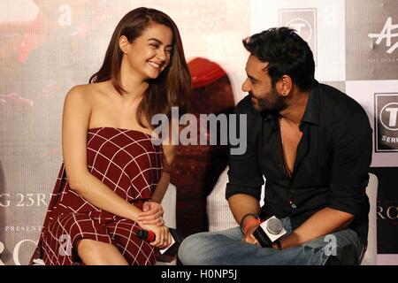 Bollywood-Schauspieler Surveen Chawla und Ajay Devgan während der Pressekonferenz des Films Parched in Mumbai Stockfoto